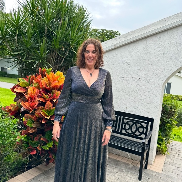 Betsy & Adam Women's Galaxy Metallic V-Neck Gown Size 12 Navy/Gold Dress - Picture 8 of 11